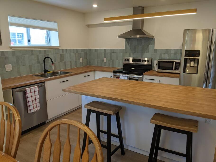 Bright Modern 1Br Suite In Sooke Village Core Eksteriør bilde